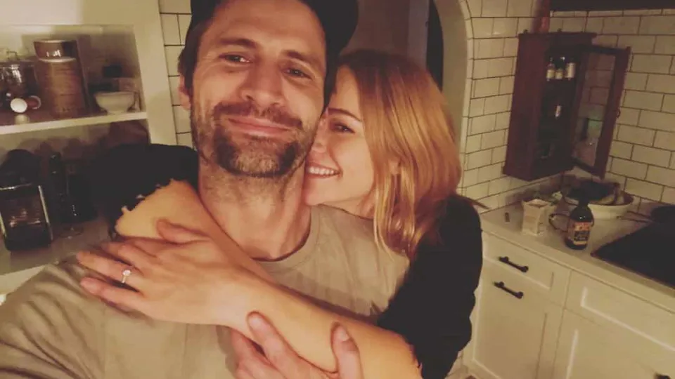 James Lafferty e Alexandra Park estão noivos