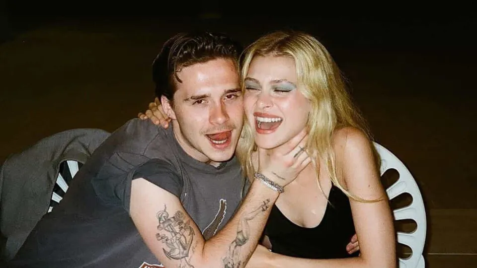 Brooklyn Beckham surpreende com foto ousada ao lado da namorada
