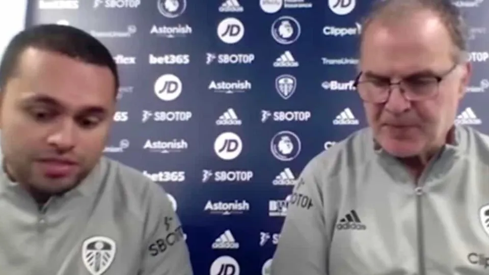 Tradutor quis falar por Bielsa e a reação do treinador já se tornou viral