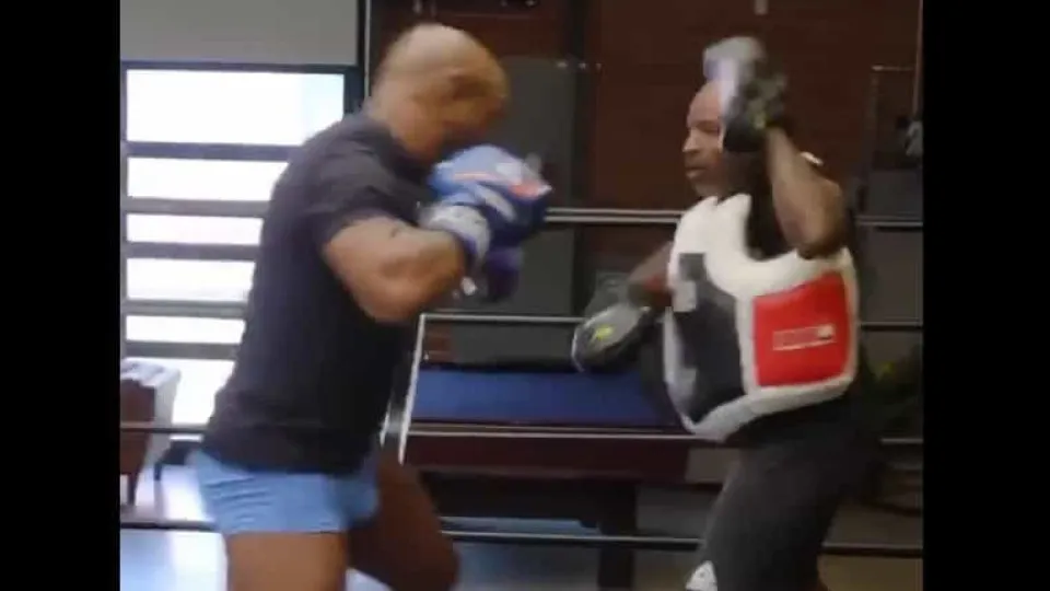 Treino de Mike Tyson impressiona. Que velocidade de mãos aos... 54 anos