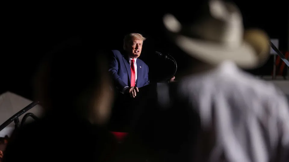 Trump desafia regras para combater a pandemia em campanha no Nevada