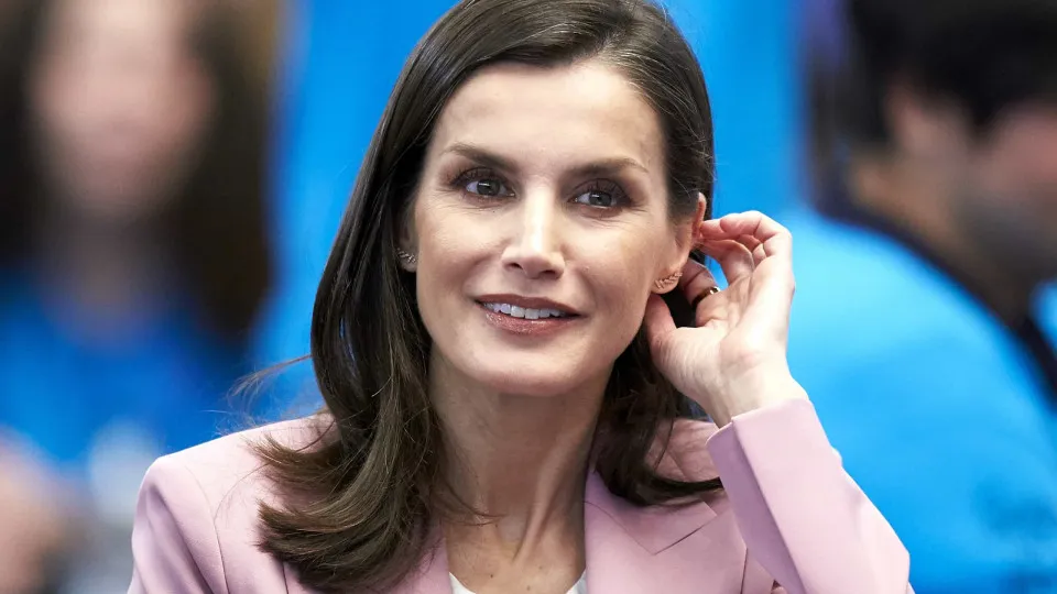 Rainha Letizia 'quebra' padrão de neutros e surge com look de primavera