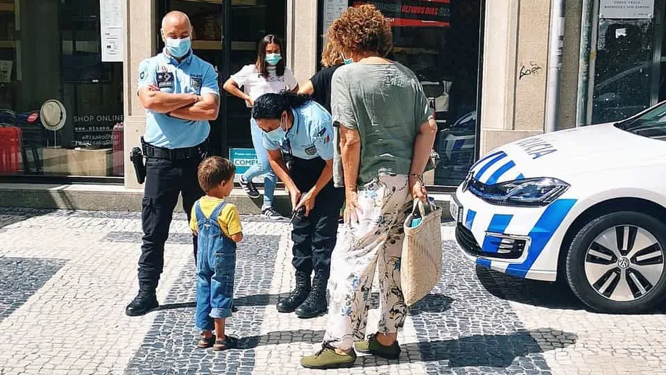 "Tu és uma polícia muito boa". Mãe mostra foto de menino a falar com PSP