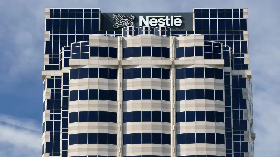 Receitas da Nestlé caem 2,4% até setembro e grupo revê em baixa previsões