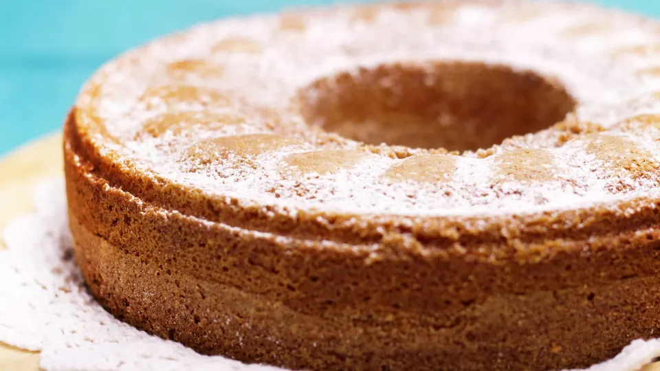 Bolo de iogurte e pera com vinho do Porto. Não resista!