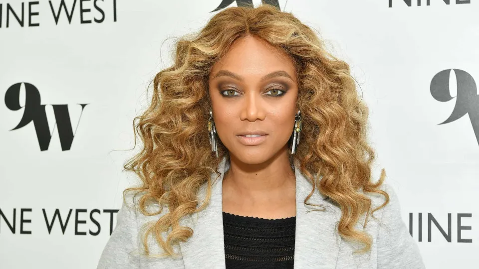 Tyra Banks assinala 48.º aniversário com imagens sensuais