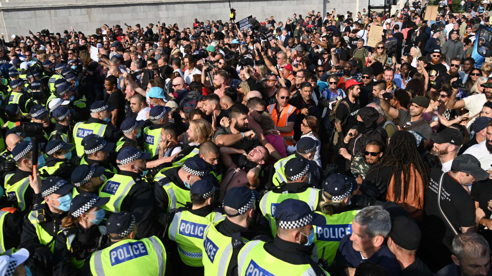 Covid-19. Confrontos em Londres entre polícia e opositores das restrições