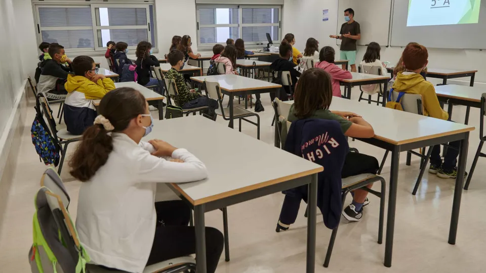 Covid-19: Açores anunciam rastreios nas escolas com testes de saliva