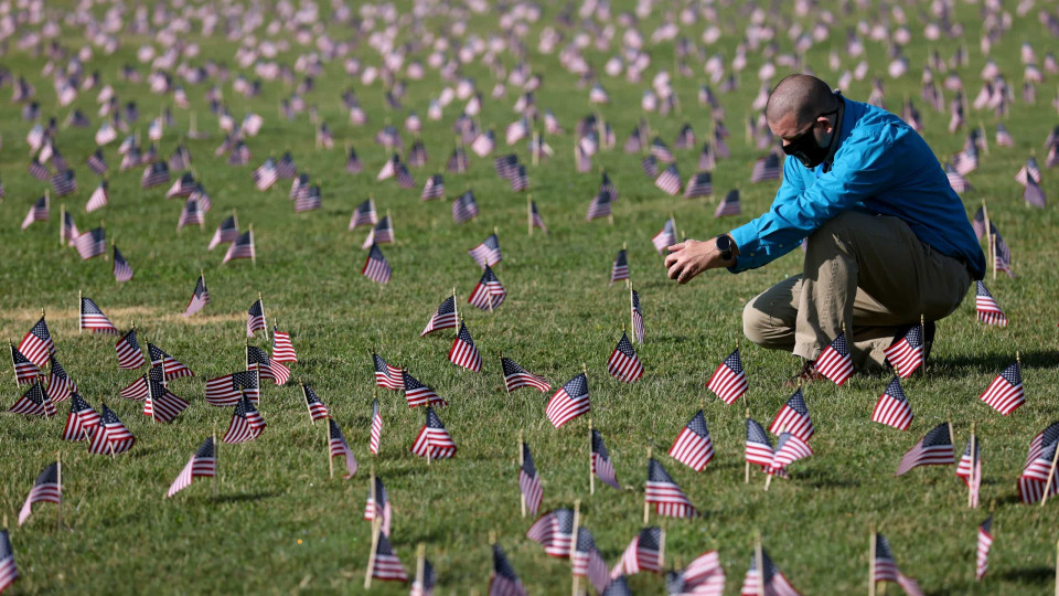 Estados Unidos vão colocar bandeiras a meia haste pelos 500.000 mortos