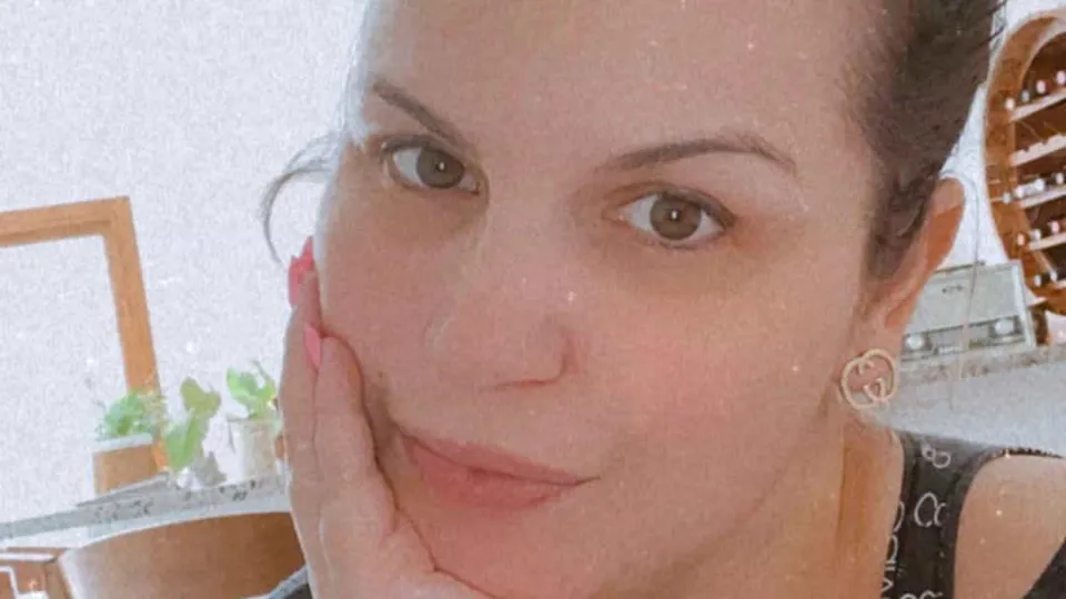 Revoltada, Katia Aveiro faz denúncia: "Isto não é ser fã! Isto é doença"