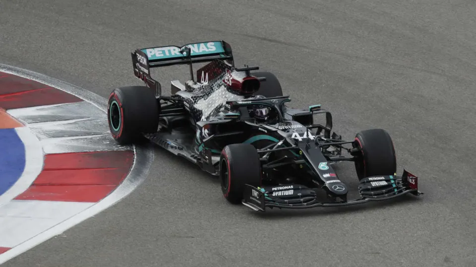 Imparável. Hamilton assegura 'pole' na Rússia e chega à 96.ª da carreira