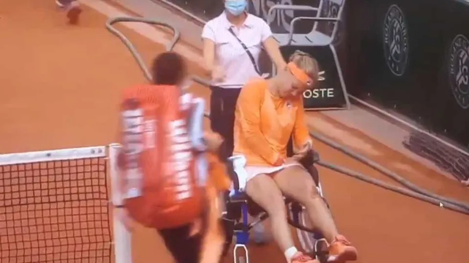 Kiki Bertens foi ao limite e abandonou court em cadeira de rodas
