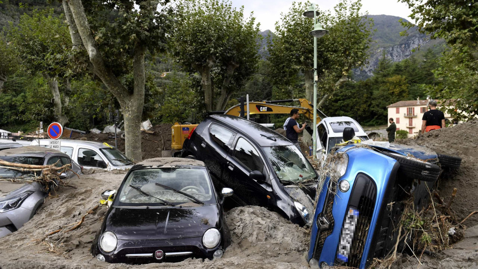 Mau tempo deixa rasto de destruição na fronteira entre França e Itália