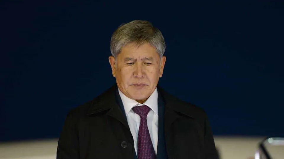 Quirguistão: Manifestantes entram no parlamento e libertam ex-Presidente