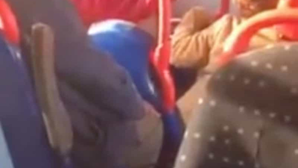 Reino Unido. Passageiro agride jovem no autocarro por não usar máscara
