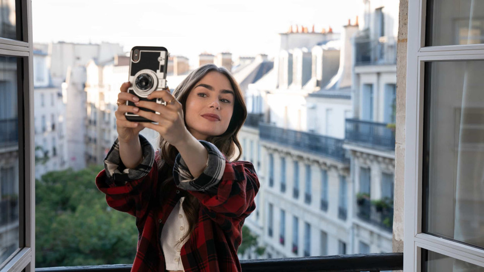 Fashionistas de plantão, 'Emily in Paris' vai ter loja online 