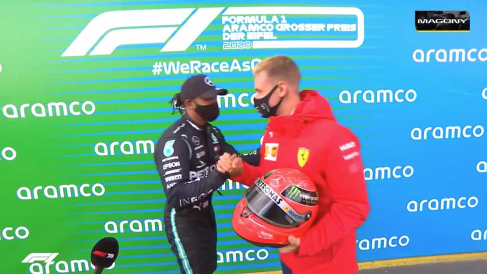 Mick Schumacher ofereceu capacete do pai a Hamilton após feito histórico