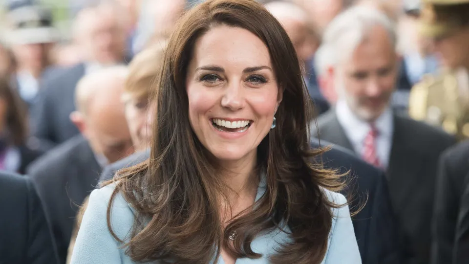 Kate Middleton recicla vestido que usou em 2012... e que é da sua mãe