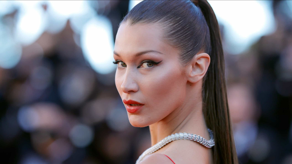 Bella Hadid surpreende fãs ao mostrar-se ruiva 