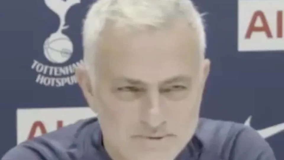 Mourinho não aparece na biografia de Wenger. Resposta é dura... e viral