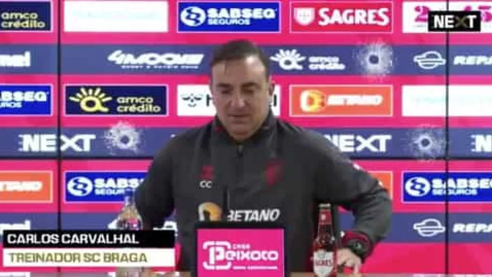 "Tiros?". Carlos Carvalhal apanhou susto em conferência de imprensa