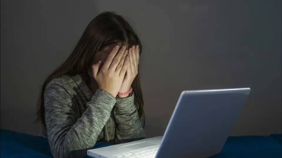 Um em cada 10 jovens foi vítima de cyberbullying muito frequentemente