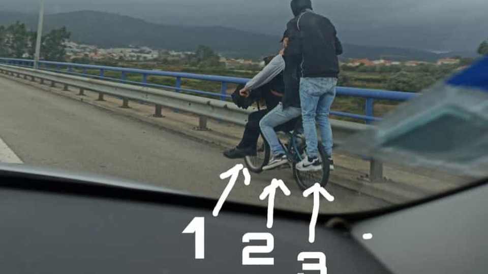 Três jovens seguiram em cima de uma bicicleta na A28 em Viana do Castelo