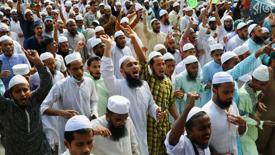 Dezenas de milhares de pessoas manifestam-se contra França no Bangladesh