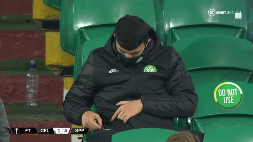 Jogador do Celtic é substituído e vai para o banco ver... o telemóvel