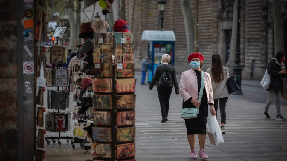 Incidência em Espanha baixa para 3.279 casos por 100 mil habitantes