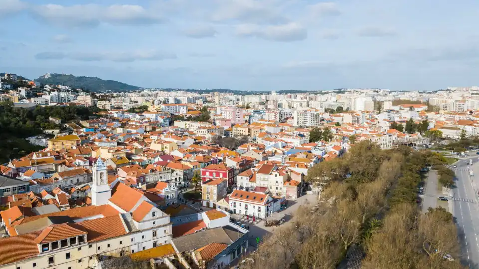 Três viaturas estacionadas na Baixa de Setúbal queimadas na última noite