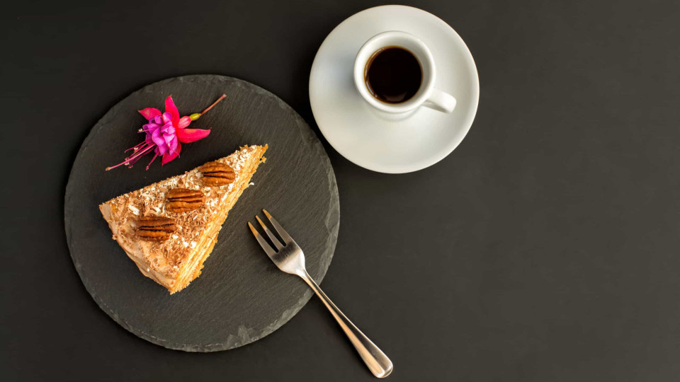 Bolo de bolacha e leite condensado. Resistir? Impossível