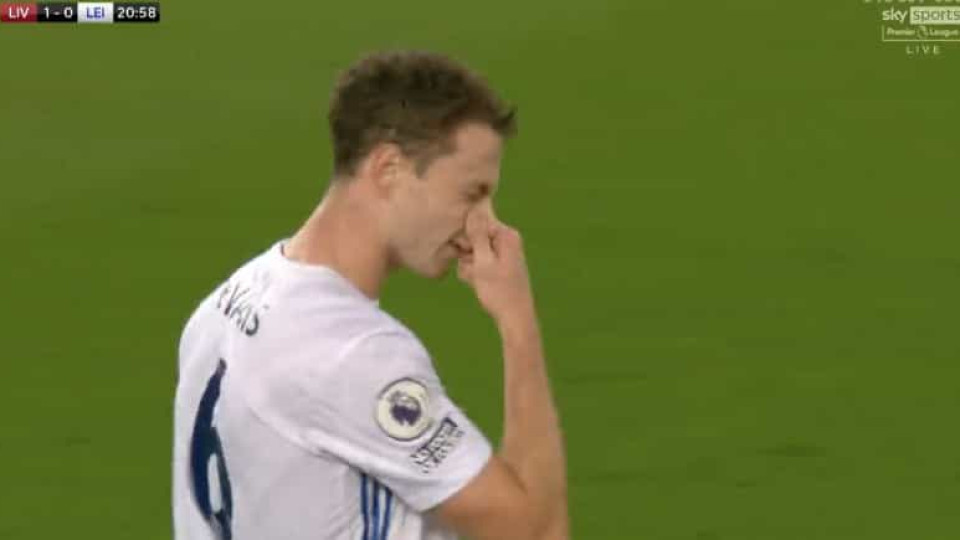 Liverpool festeja após auto-golo inacreditável de Jonny Evans