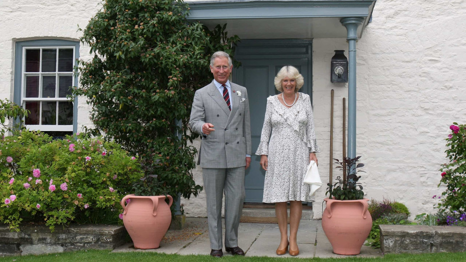 Príncipe Carlos e Camilla dão as boas-vindas a três amorosos 'membros'