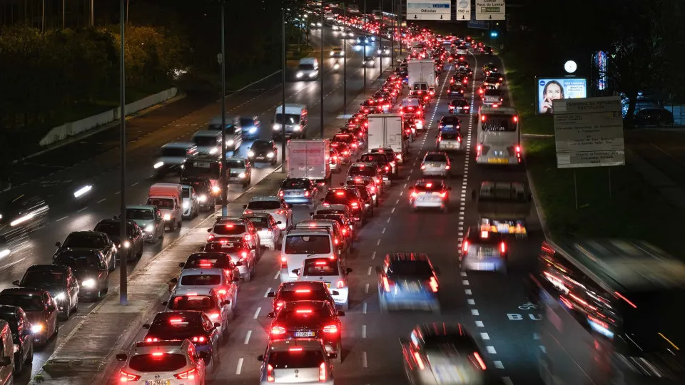 Obras condicionam trânsito na Calçada de Carriche na 2.ª e 3.ª-feira