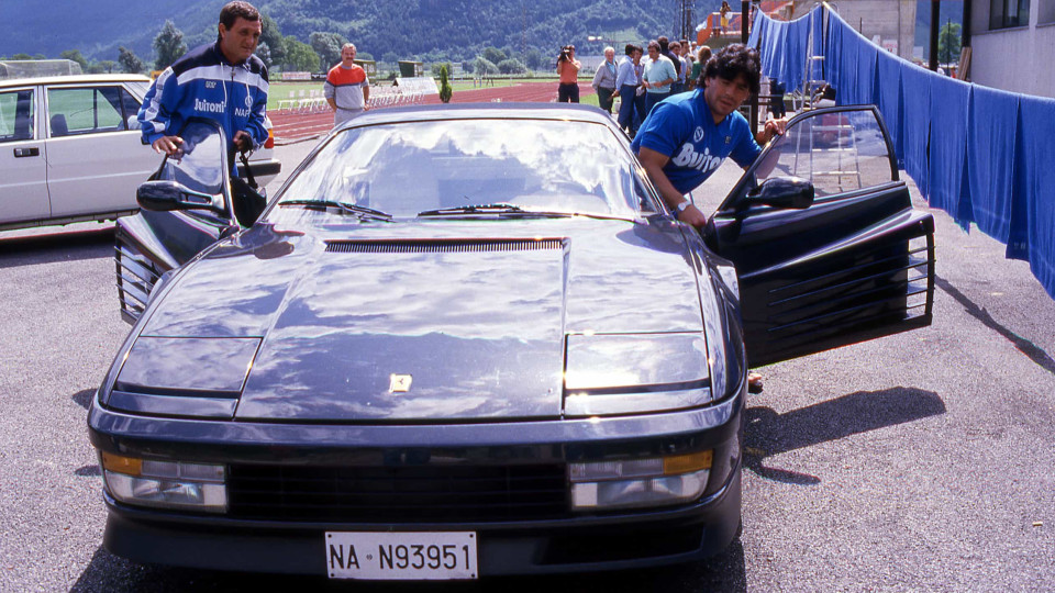 A história do Ferrari preto que Maradona pediu insistentemente