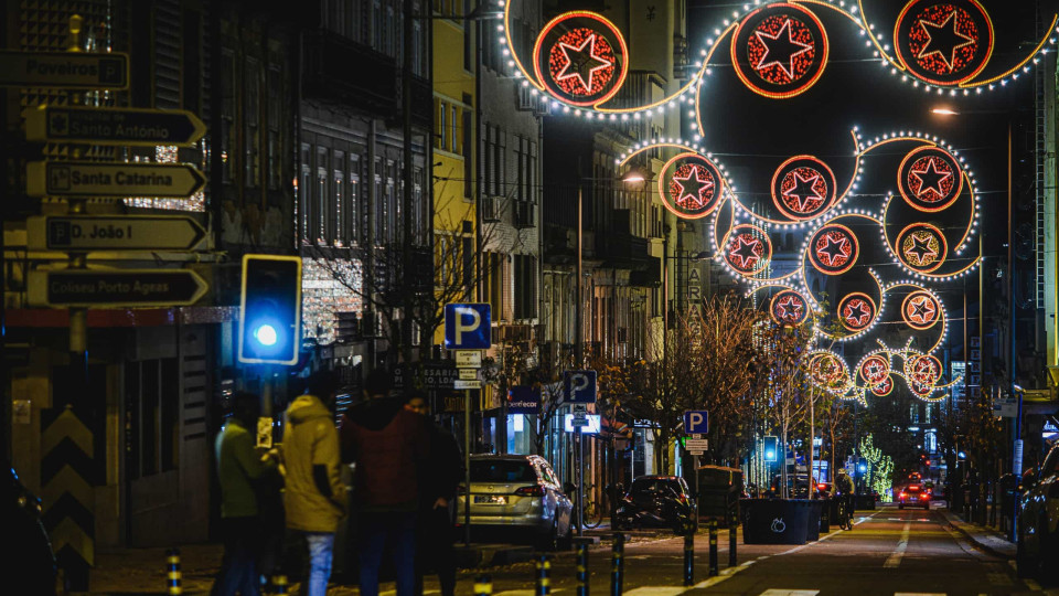 De presentes a estrelas: Luzes de Natal já iluminam a Baixa do Porto