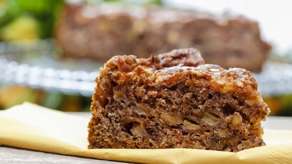 Bolo de cereais, pêra e nozes. É rico em fibras!