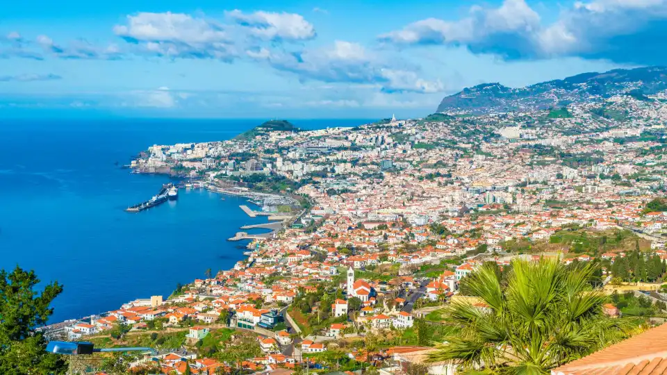 Funchal emite aviso de vento forte para a orla marítima da Madeira