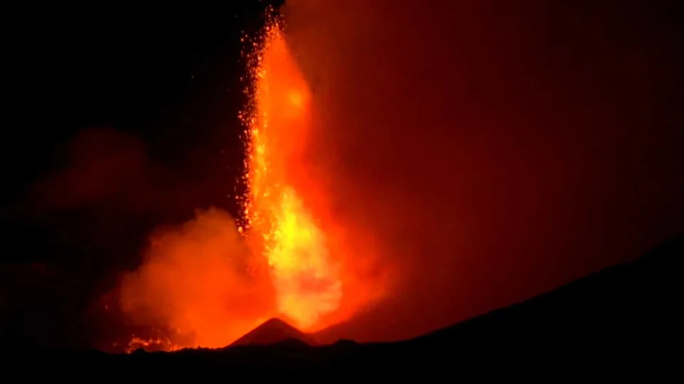 Itália. Vulcão Etna entrou em erupção e criou rios de lava