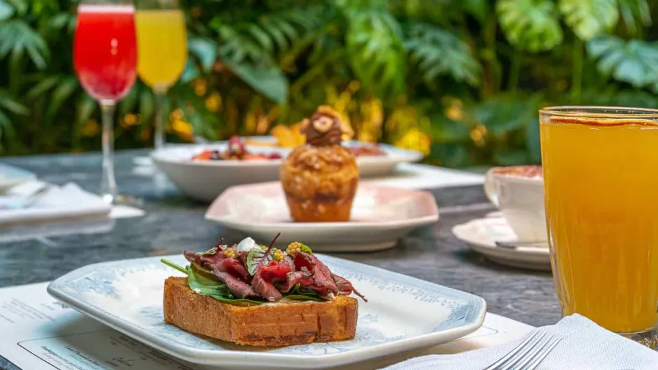 Tosta de rosbife e cocktails? Assim é o pequeno-almoço na Sala de Corte