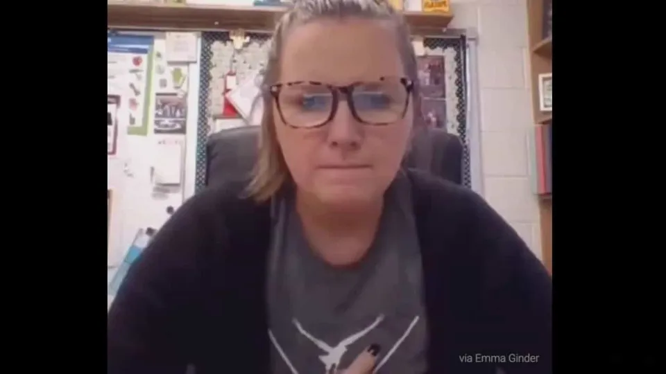 Professora decide animar aula online e finge que se descuida