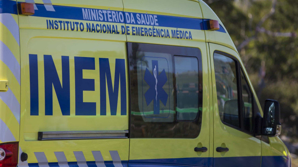 Colisão entre autocarro e táxi fere 5 crianças e um adulto em Viana