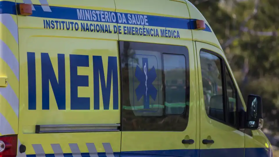 Ambulância do INEM de Portimão parada devido a surto