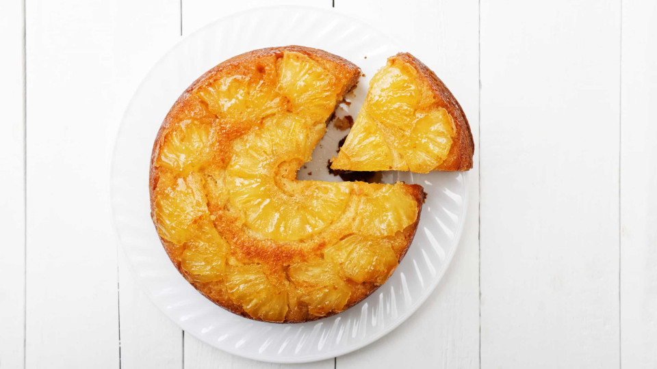 É impossível resistir a uma fatia (ou duas) deste bolo de ananás 