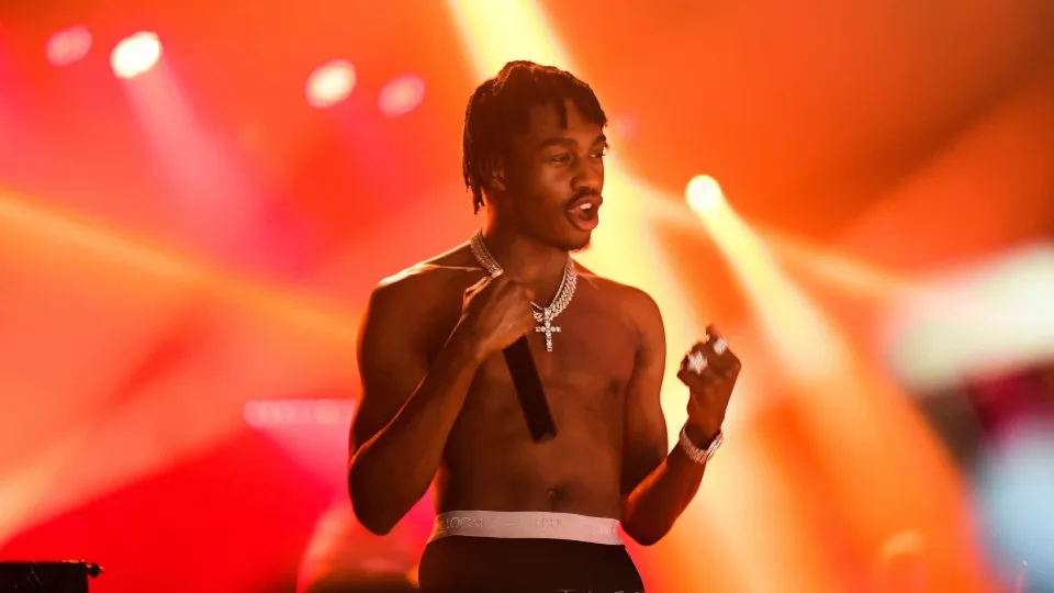 Rapper Lil Tjay preso por alegada posse de armas e drogas