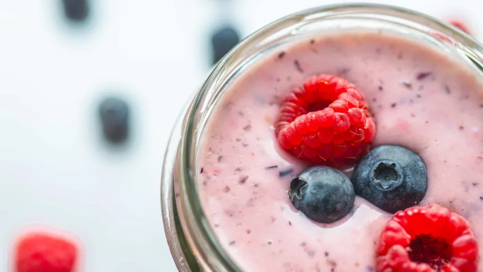 O batido nutritivo de manga, banana e framboesa que vai agradar a todos