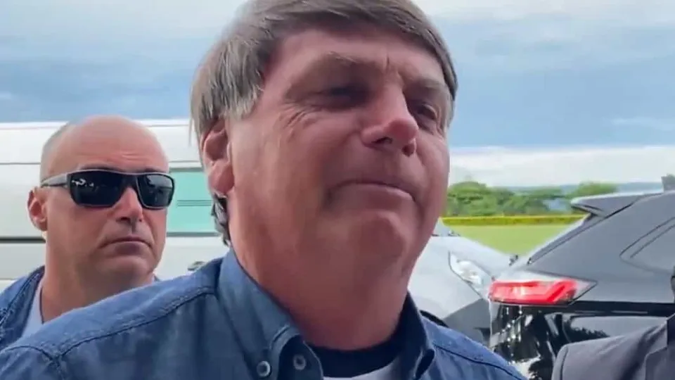 Bolsonaro mergulhou de máscara para não "pegar Covid nos peixinhos"