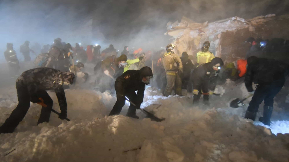 Avalanche em estância de ski russa provoca três mortos e soterra prédios
