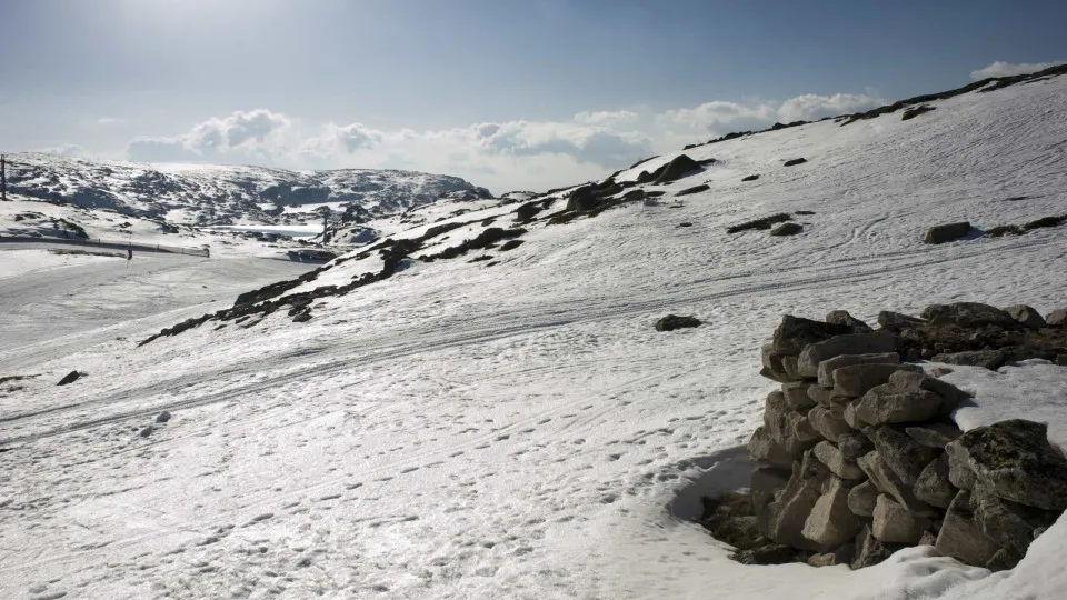 Neve corta estradas na Serra da Estrela
